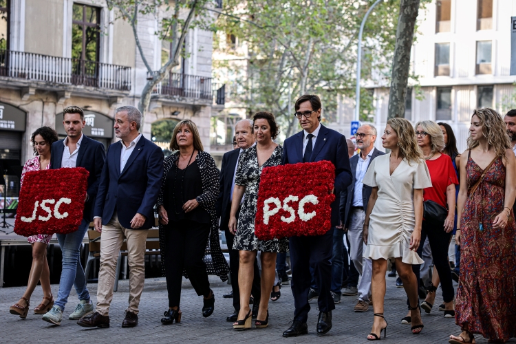 Members of the Socialist political party leave flowers to Rafael Casanova on September 11, 2022 (by Jordi Borràs)